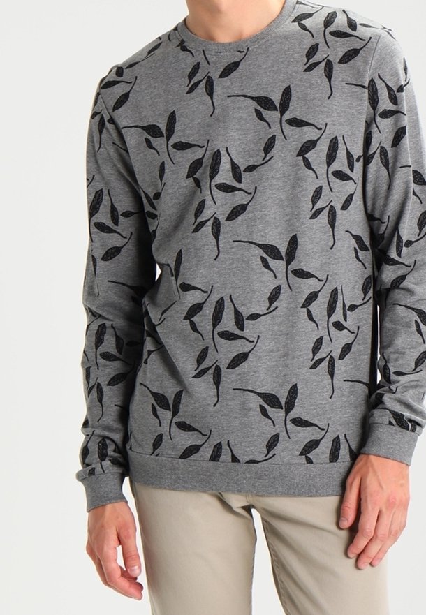 Sweat-shirt gris avec motifs de feuilles noirs, col rond, manches longues et poignets côtelés. Tissu texturé, coupe décontractée.