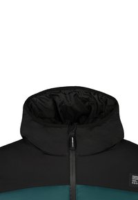 Zwarte en teal capuchonjack met een hoge kraag, ritssluiting en textiel met een patchlogo op de borst.