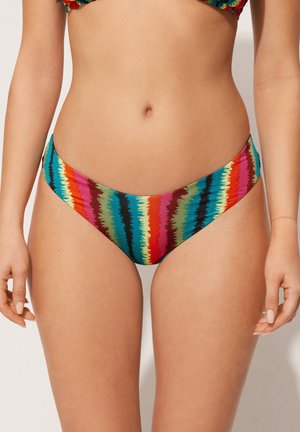 Wielokolorowe bikini w stylu tie-dye z niskim stanem, wykonane z gładkiej tkaniny, w połączeniu żywych odcieni, w tym czerwonego, zielonego i niebieskiego.