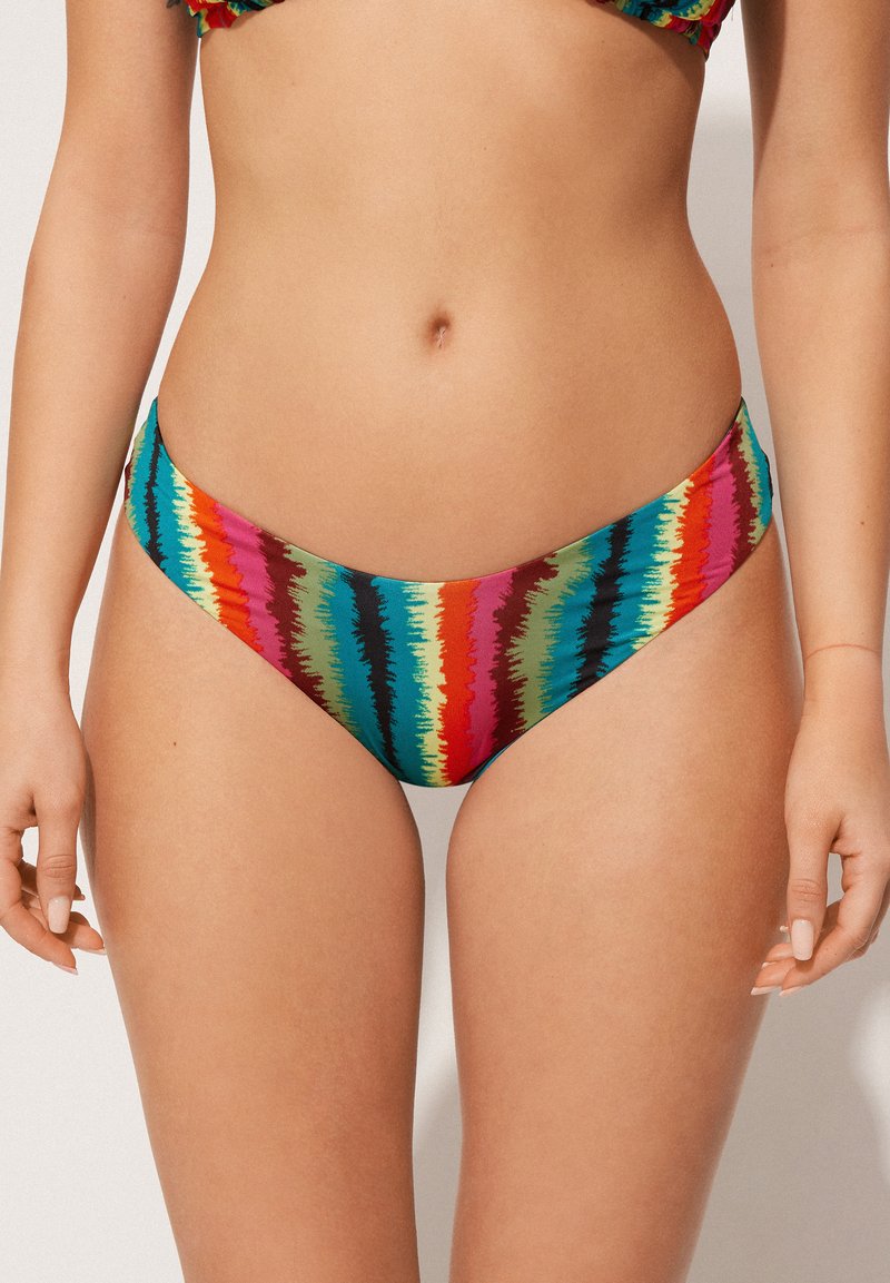 Bikini spodní díl v multicolor tie-dye designu s nízkým pasem, hladkým materiálem a směsí dalších živých odstínů, včetně červené, zelené a modré.