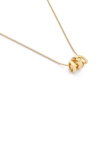 Collar de cadena de oro con cuatro anillos de oro y un colgante con cierre, que presenta superficies lisas y texturizadas sobre un fondo blanco.