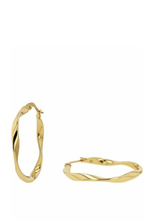Verdrehte goldene Creolen mit polierter Oberfläche, eine aufrecht stehend und die andere flach liegend, wobei der Verschlussmechanismus hervorgehoben wird.