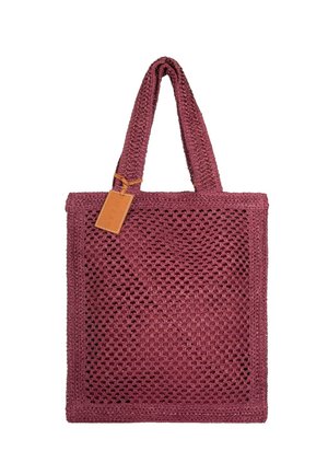 Borsa tote intrecciata color malva con due manici e un'etichetta rettangolare marrone attaccata vicino alla parte superiore.