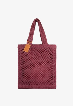 Borsa tote intrecciata color malva con due manici e un'etichetta rettangolare marrone attaccata vicino alla parte superiore.