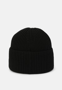 Gorro de punto acanalado negro con un puño doblado, con un patrón texturizado. Superficie lisa, parte superior en forma de cúpula para un ajuste cómodo.