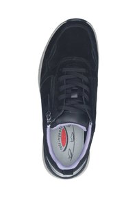 Zwarte sneaker met een bovenwerk van suede en leer, ronde neus, veters en een gemarmerde binnenzool met een paarse rand. Bevat een ritsdetail.