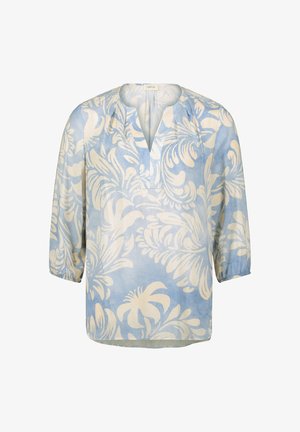 Jasnoniebieska bluzka z kwiatowym wzorem w kolorze kremowym, o rękawach 3/4, dekolcie w kształcie litery V i luźnym kroju. Wykonana z miękkiego, lekkiego materiału.