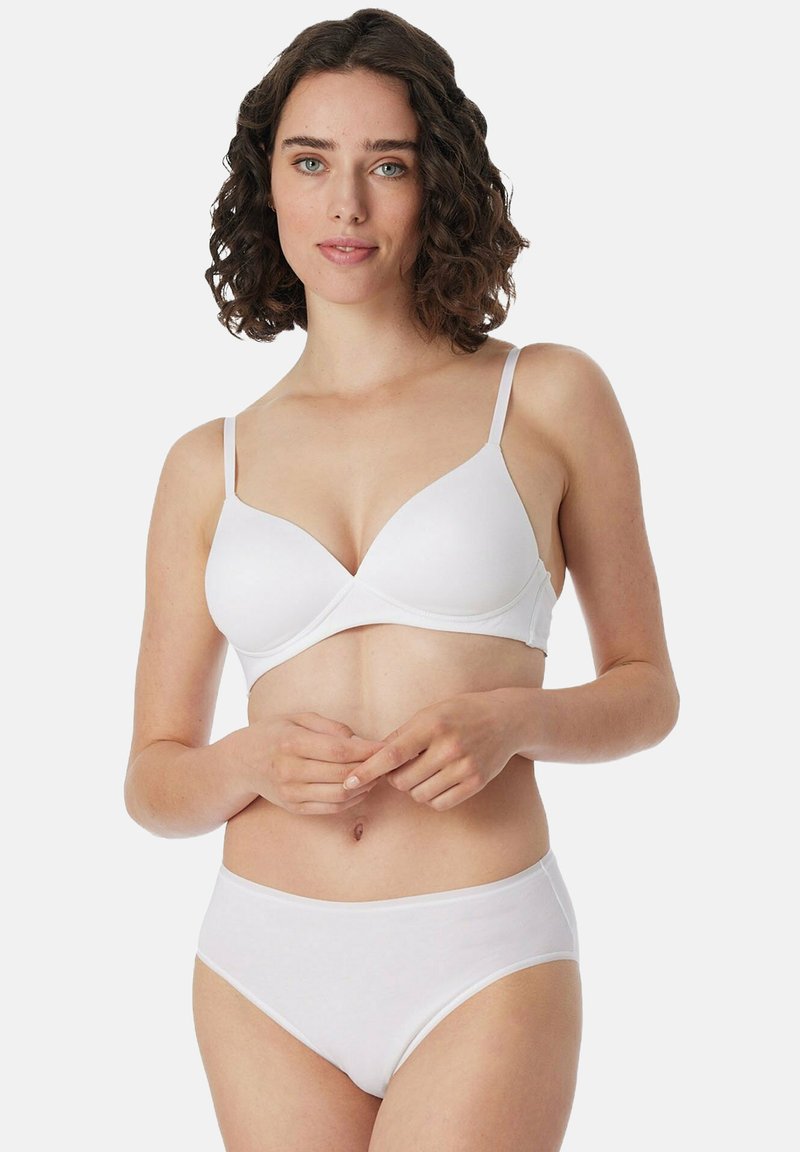 Soutien-gorge blanc sans couture avec bretelles fines ajustables et une texture lisse. Associez-le à une culotte taille haute blanche assortie.