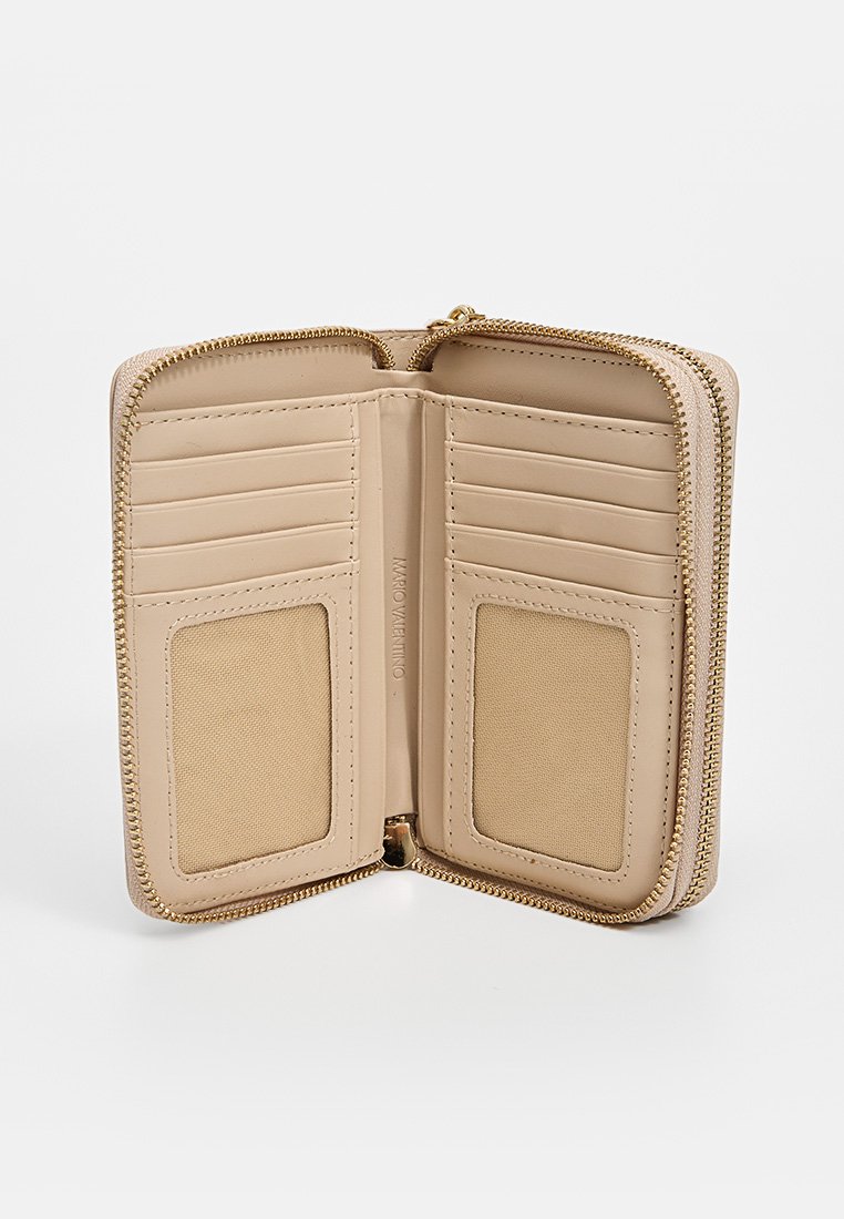 Beige Geldbörse mit Reißverschluss, Kartenschlitzen, zwei Ausweisfächern und goldenen Beschlägen. Glatte Textur mit minimalistischer Gestaltung. Kompakt und funktional.