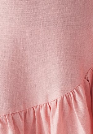 Svijetloružičasta tkanina ima teksturiranu površinu s nabranim detaljima na rubu, stvarajući nježan, nabrani efekt duž donjeg ruba.