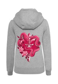 Šedá mikina s velkým barevným obrázkem na zadní straně, který znázorňuje růžové srdce, hada, meč a růže v živých odstínech růžové.