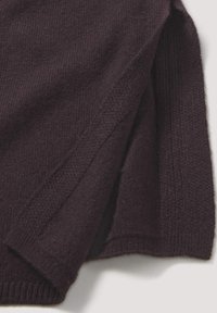 Dunkelvioletter Strickpullover mit gerippter Textur, der eine lockere Passform und weite Ärmel aufweist. Fischzarte, leichte Stoffqualität mit nahtlosen Kanten.