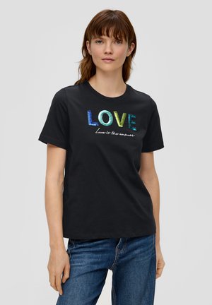 Zwarte katoenen T-shirt met meerkleurige, glinsterende tekst "LOVE" op de borst, met een scriptdetail eronder. Korte mouwen en ronde hals.
