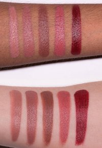 Åtta läppswatchar på två armar: den övre raden visar rosa och röda nyanser, den nedre raden inkluderar nude- och bruna nyanser. Olika ytor från matt till satin.