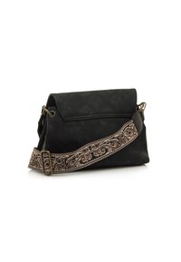 Borsa a busta nera trapuntata con patta piegata, dotata di una tracolla decorata in marrone con design intricati e dettagli in metallo dorato.