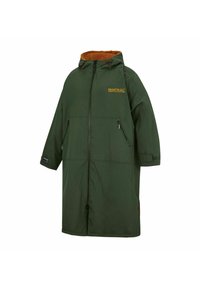 Lange donkergroene jas met capuchon, voorzien van een volledige ritssluiting aan de voorkant, twee zakken met rits en een oranje fleece voering, met het merk "Regatta Great Outdoors" op de borst.