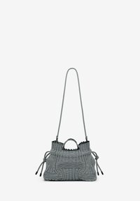 Graue gewebte Handtasche mit strukturiertem Oberflächen, kurzen Griffen, langem verstellbarem Tragegurt und einem fransigen oberen Rand mit schwarzen Akzenten.