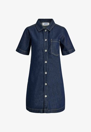 Robe chemise en denim bleu foncé à manches courtes, avec fermeture à boutons et poche poitrine. Elle présente des coutures jaunes contrastantes et un col classique.