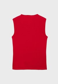 Haut rouge sans manches avec un col arrondi et une texture lisse. Le tissu semble léger et ajusté, sans motifs ni accents visibles.