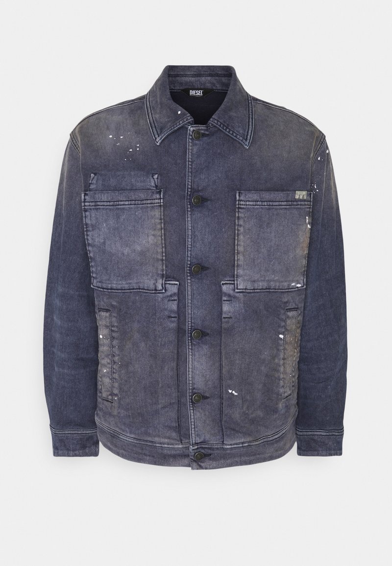 Jeansjacka i blekblått, med fyra framfickor, knäppningar med knappar och slitna detaljer. Mjuk textur med en strukturerad design.