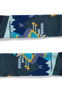 Stickad tygdesign med en blå, grön och gul bergsåkningsscen med abstrakta former och randiga detaljer. Horisontell orientering.