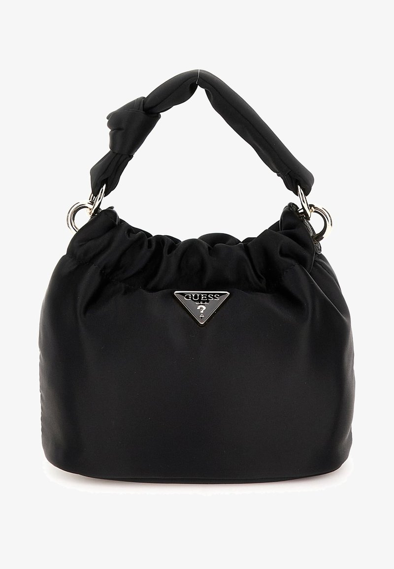 Sac à main en tissu noir doux avec un haut froncé, une poignée rembourrée, des anneaux argentés et un logo Guess triangulaire sur le devant.