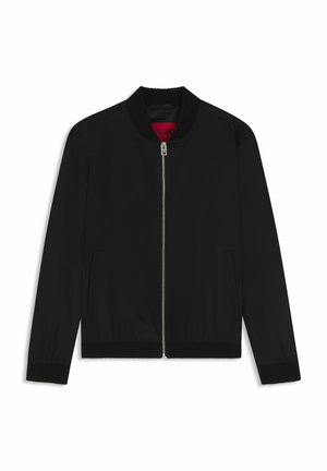 Schwarze Bomberjacke aus glattem Stoff, mit geripptem Kragen und Bündchen, Reißverschluss vorne und Seitentaschen. Rote Markenkennzeichnung im Inneren sichtbar.