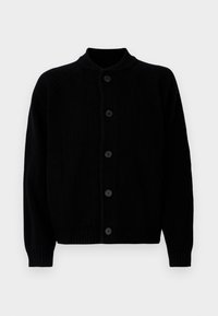 Črna rebrasta pletena jopica s petimi sprednjimi gumbi in okroglo ovratnico, prikazana na ravni površini proti beli ozadju.