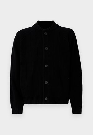 Cardigã preto de malha canelada com cinco botões na frente e decote redondo, apresentado de forma flat sobre um fundo branco.