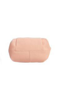 Borsa in pelle color pesca con superficie textured, forma arrotondata e dettagli di cucitura sottili. Presenta una chiusura a zip nella parte superiore.