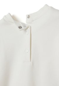 Witte sweatshirtkraag met twee drukknoopsluitingen en knopenlijst. Zacht materiaal met geribbelde textuur op de randen van de kraag en knopenlijst.