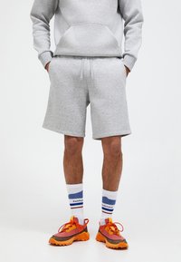 Peak Performance Shorts - grau