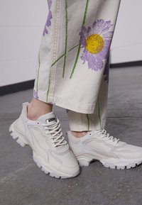 TAYKE OVER - Sapatilhas - winter white