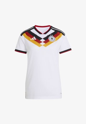 Maglia da calcio bianca a maniche corte con motivi a chevron diagonali in nero, rosso e giallo, strisce nere sulle maniche e scollo rotondo.