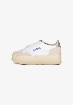 Sneaker bianco in pelle con dettagli in suede beige, punta rotonda, design con lacci e suola spessa color crema. Presenta il logo 'Autry'.
