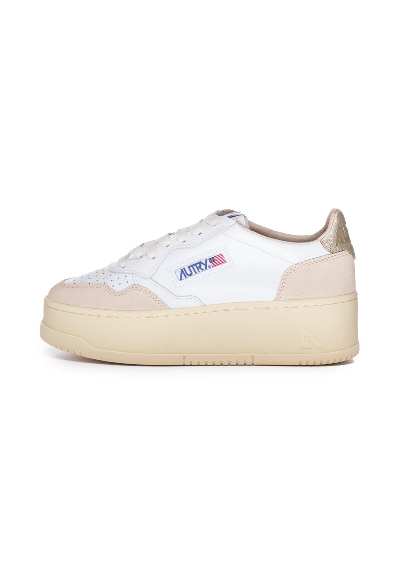 Sneaker bianco in pelle con dettagli in suede beige, punta rotonda, design con lacci e suola spessa color crema. Presenta il logo 'Autry'.
