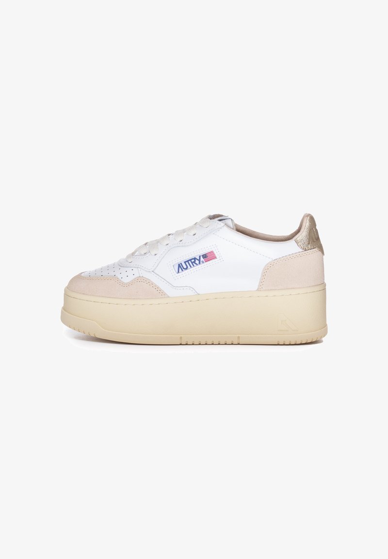 Sneaker bianco in pelle con dettagli in suede beige, punta rotonda, design con lacci e suola spessa color crema. Presenta il logo 'Autry'.