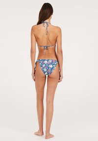 Bikini-set in het blauw met een bloemenpatroon. Halternektop met striksluiting aan de achterkant en bijpassende low-rise onderkant. Gladde stofstructuur.