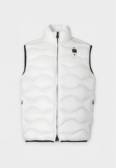 Chaleco acolchado blanco sin mangas con cuello alto, cremallera frontal, bolsillos laterales con cremallera y pequeña placa con el logo negro en el pecho.