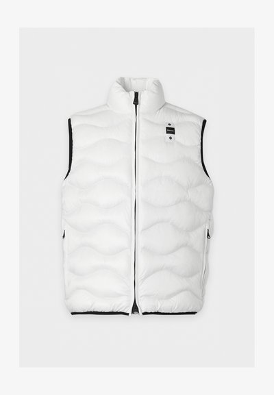 Chaleco acolchado blanco sin mangas con cuello alto, cremallera frontal, bolsillos laterales con cremallera y pequeña placa con el logo negro en el pecho.