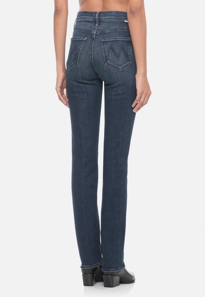 Jeans in denim blu con vestibilità slim, vita alta e tasche posteriori caratterizzate da cuciture distintive. Texture liscia e leggero elastico per il comfort.