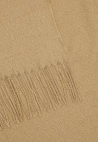 Beige geweven sjaal met een textuurpatroon, voorzien van franjes aan de uiteinden gemaakt van gedraaid garen. Zacht materiaal, lichtgewicht ontwerp.