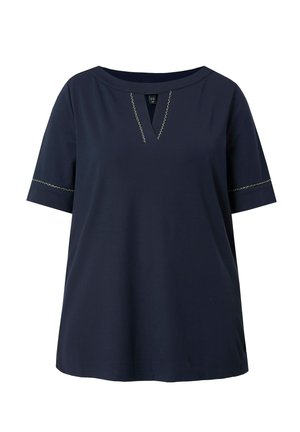 Granatowa bluzka z krótkim rękawem, dekoltem w kształcie litery V z wycięciem oraz ozdobnym przeszyciem na dekolcie i mankietach rękawów.