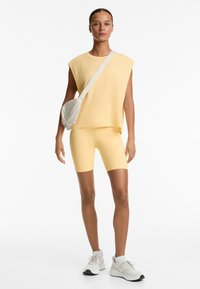 OYSHO SLEEVELESS SEAMLESS - Jednoduché tričko - yellow