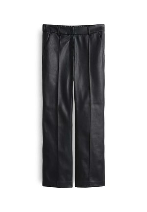 Zwarte leren broek met een recht model, voorzien van een platte voorkant, zijzakken en een gladde structuur.