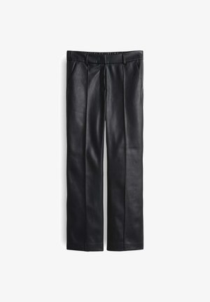 Pantaloni in pelle nera con design a gamba dritta, caratterizzati da una parte anteriore piatta, tasche laterali e una texture liscia.