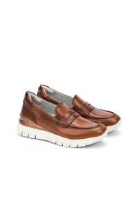 Zapatos marrones de piel tipo slip-on con un upper texturizado, un acabado suave y una suela de goma blanca con un borde grueso y estampado.