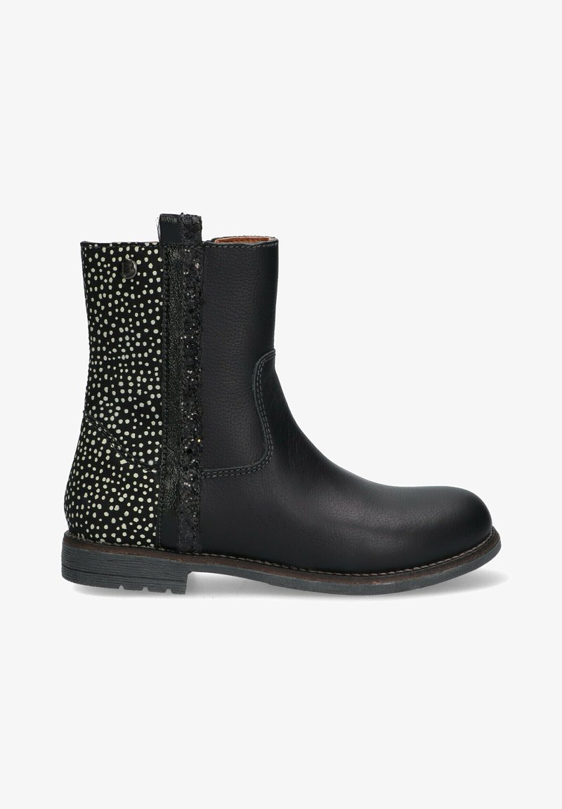 Czarne botki za kostkę z teksturowanym skórzanym przodem i plamkowanym wzorem z tyłu. Posiadają subtelną czarną paski akcentujące i płaską podeszwę.