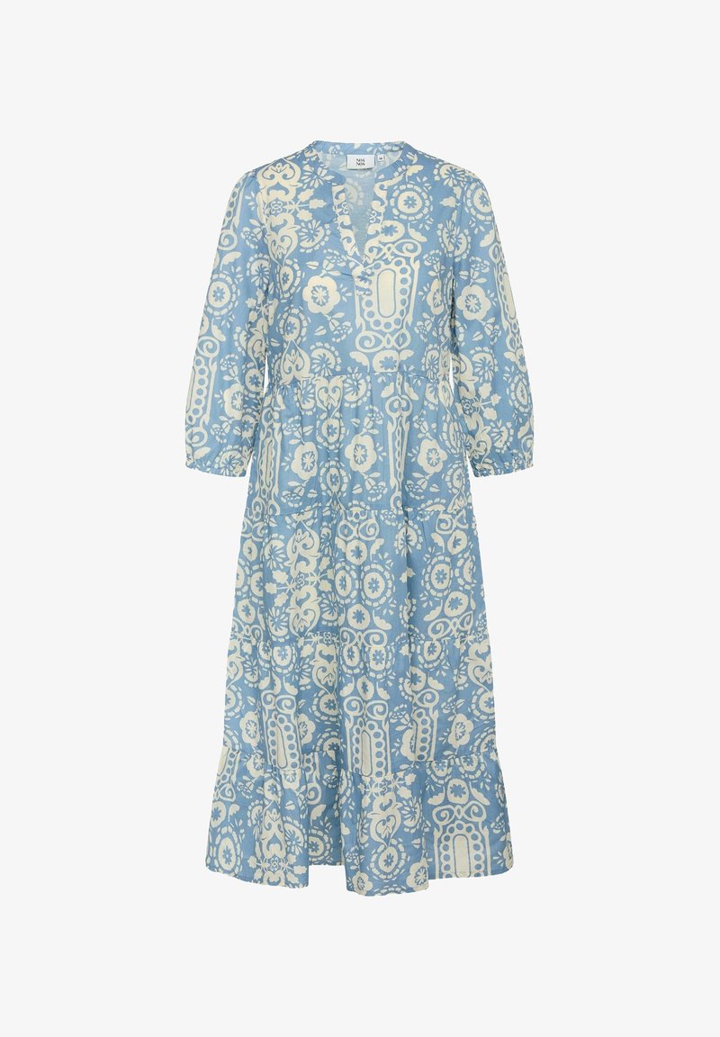 Robe midi bleue à manches longues avec motif floral et géométrique blanc, encolure en V, taille et jupe froncées à volants.