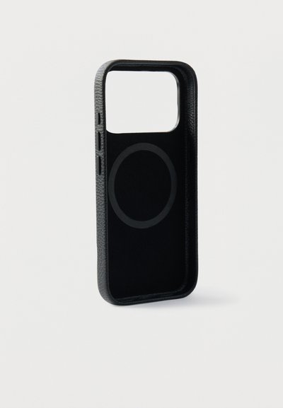 Μαύρη δερμάτινη θήκη τηλεφώνου με ματ υφή, άνοιγμα για την κάμερα και κυκλικό μαγνήτη στο εσωτερικό για ασύρματη φόρτιση.